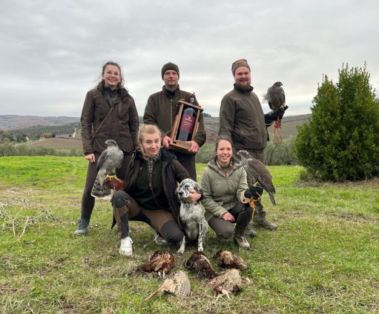 Zdjęcie sokolników z Międzynarodowego konkursu sokolniczego we Włoszech