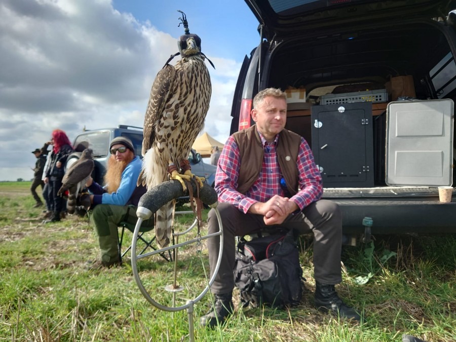 Sokolnik z ptakiem na Konkursie latawcowy i trialu 2023