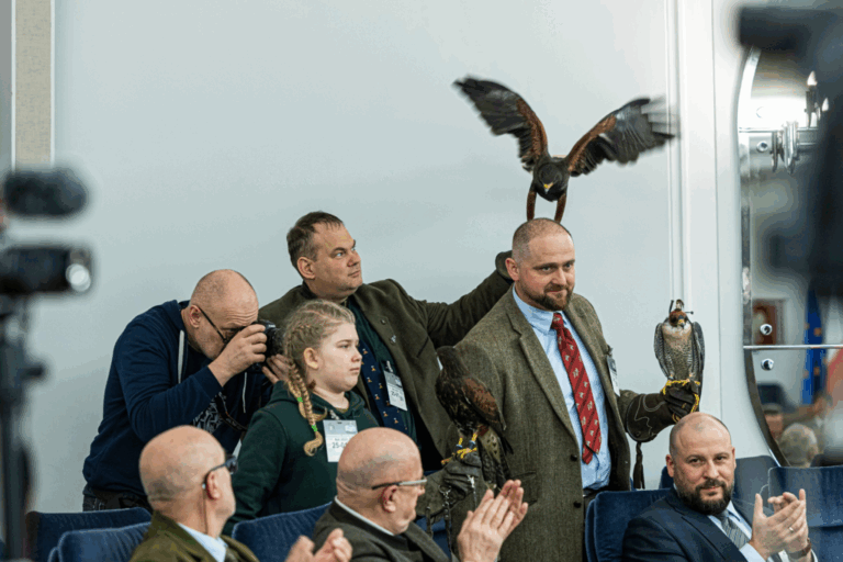 Sokolnicy w Senacie RP razem z swoimi ptakami